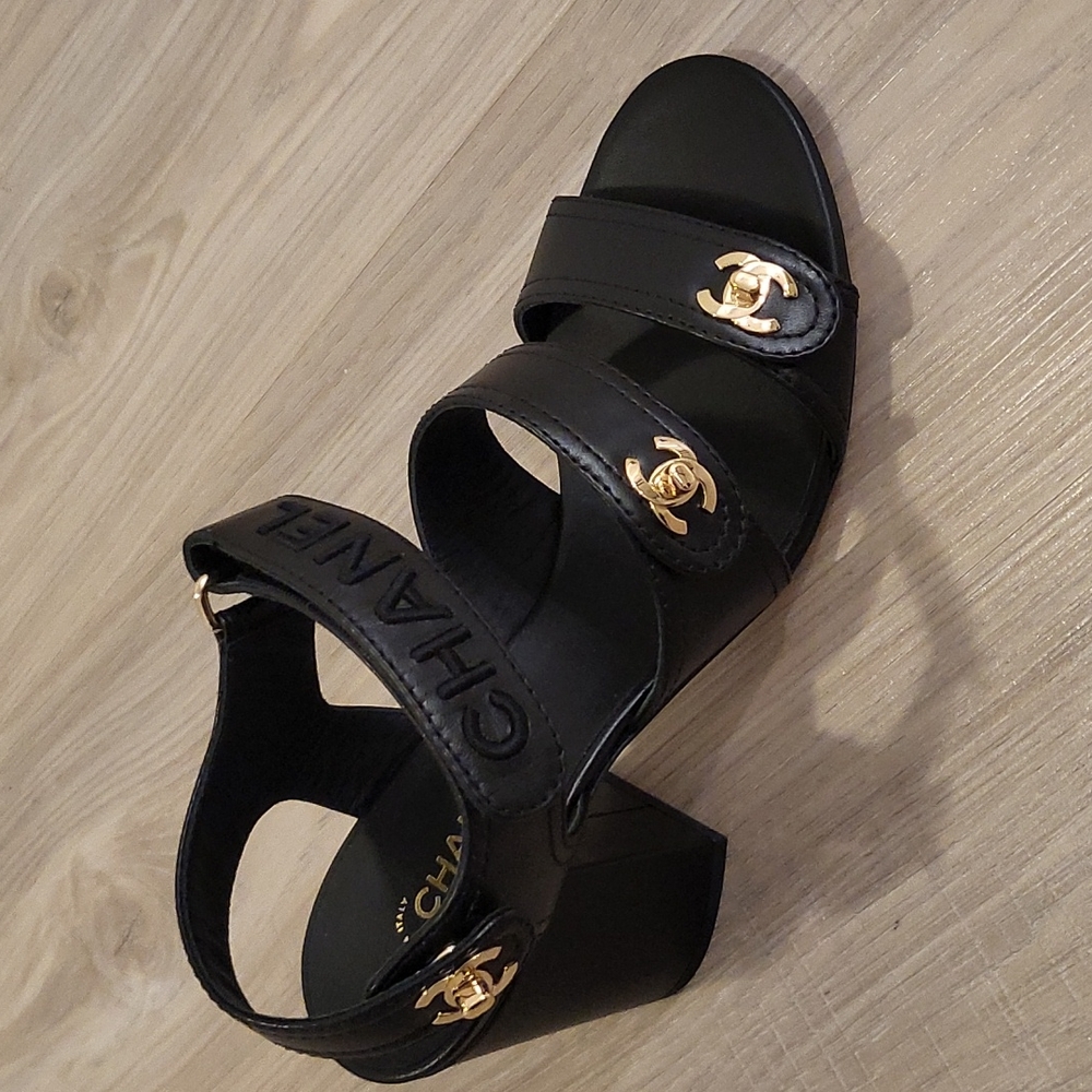 NIB CHANEL CC Logo Gold Turn lock Black Leather Heeled Sandals Sz 38.5